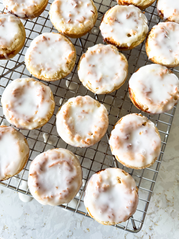 Almond icing on tarts
